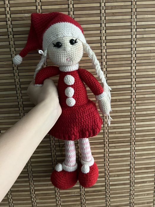 Вязаная кукла ручной работы