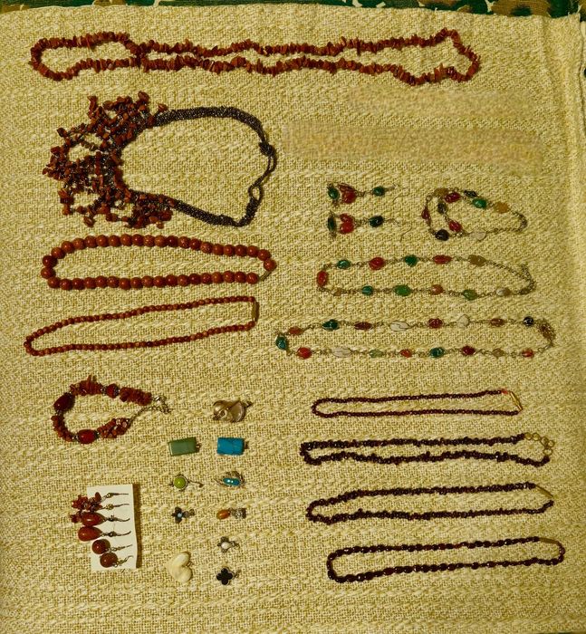 Украшения  из натурального жемчуга  , янтаря ,  камней и минералов .