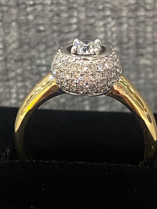 Продам золотое кольцо с бриллиантами.