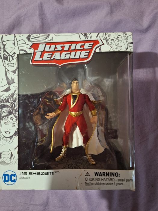Нови фигурки Шазам и Киборг.