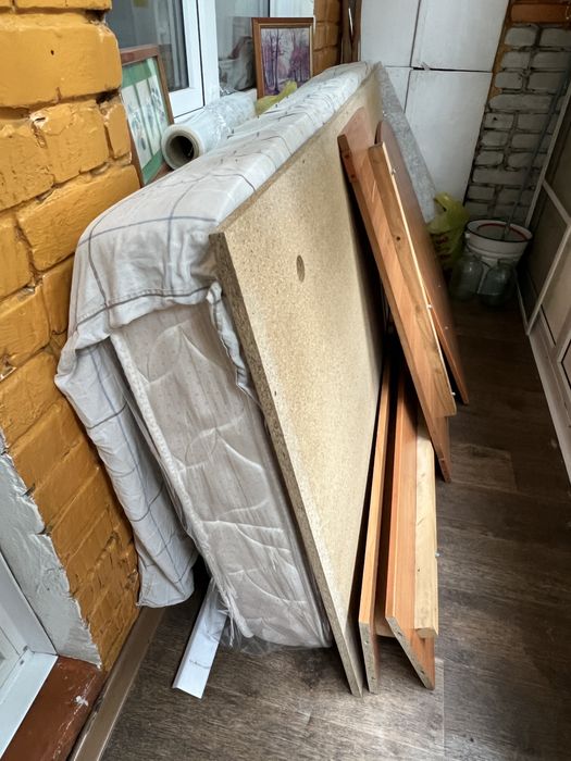 Продам кровать с новым матрасом