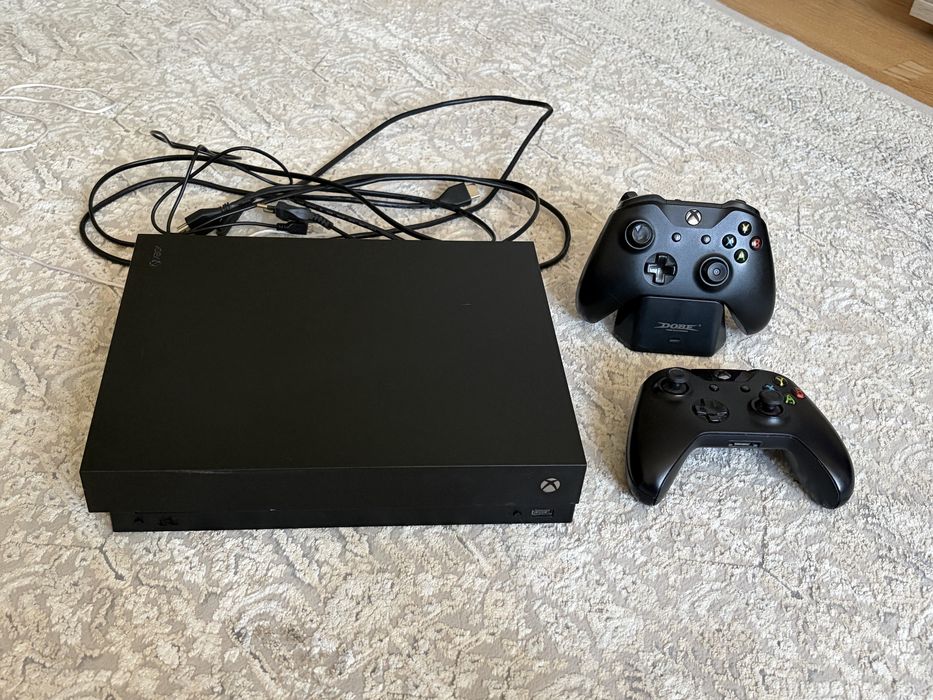 Продам Xbox One X / 2TB