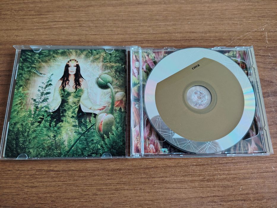 Три компакт диска на CHER