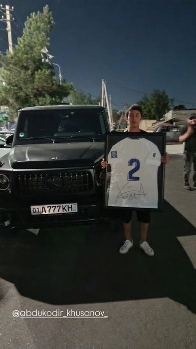 Abduqodir Khusanovning Qatarga qarshi oʻynagan formasi sotiladi.