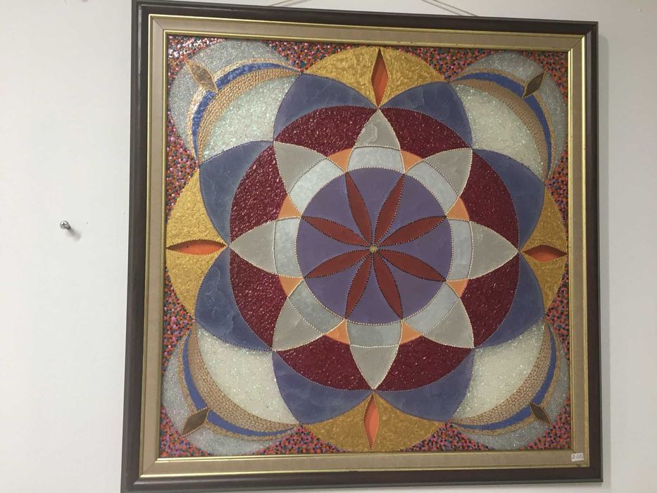 Продавам маса с ръчно рисувано стъкло