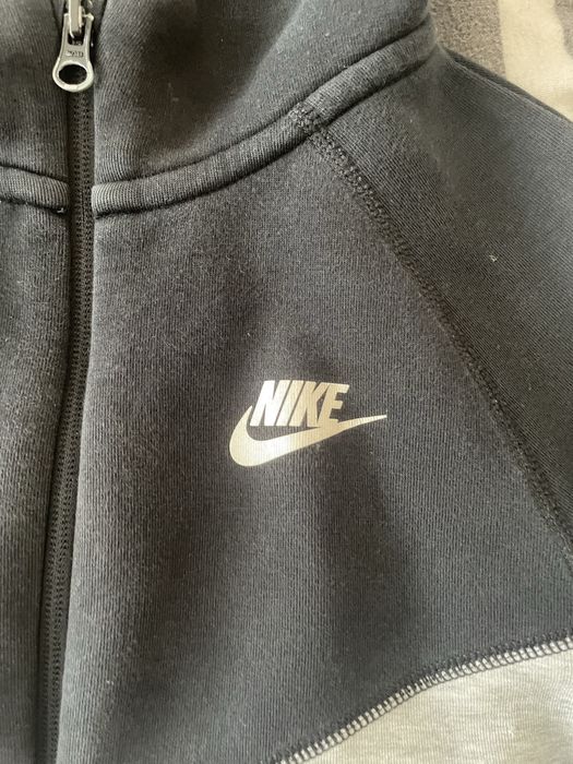 Hanorac nike tech fleche gri cu negru purtat de 3 oi