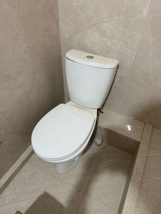 Унитаз и умывальник бу.