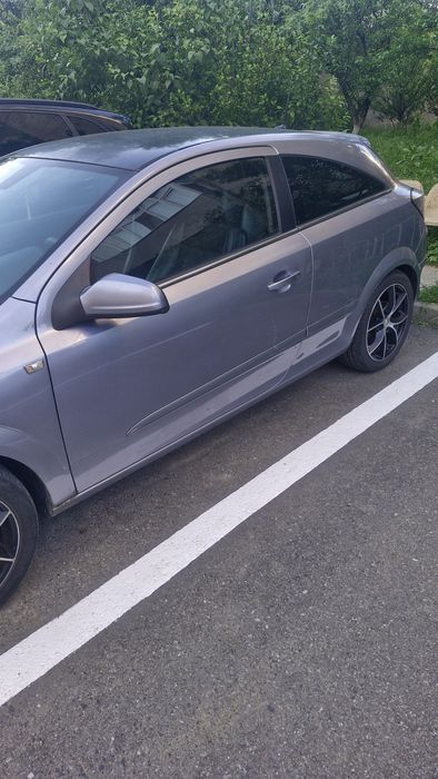 Vând Opel Astra GTC anul 2006 .Mașina funcționează doar că are certificatul reținut pentru că am mers cu ea fără I t p