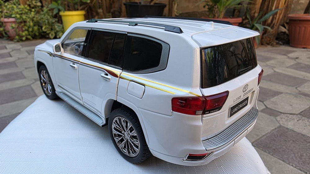 модель 1:18 .Toyota Land Cruiser 300