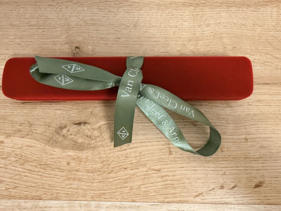 Гривна Van Cleef & Arpels VCA