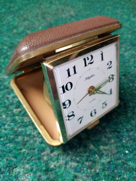 Ceas mecanic de voiaj, perfect funcțional și estetic.