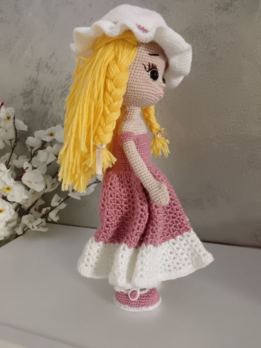 Ръчно плетена кукла