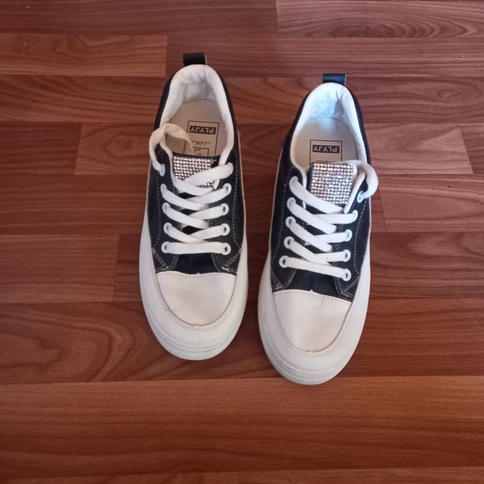 Продам кроссовки