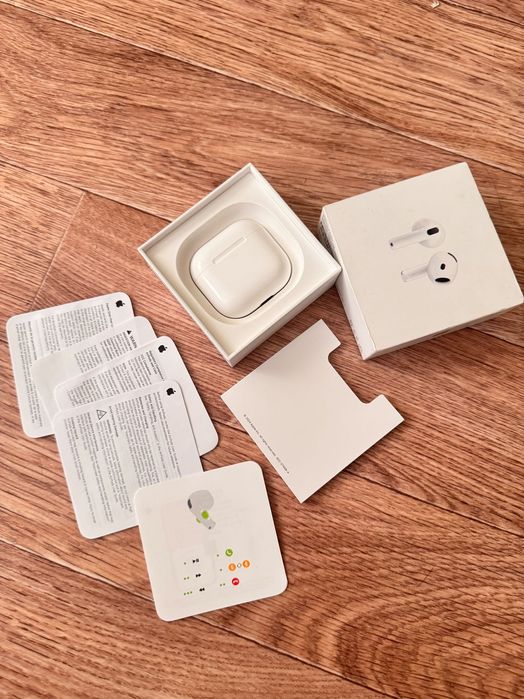 Air pods 4 почти новый