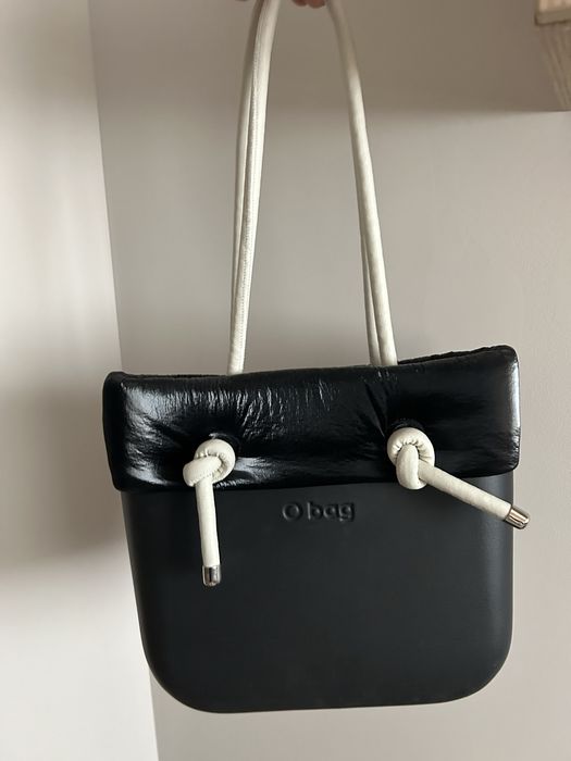 Черна Obag чанта с бели дръжки