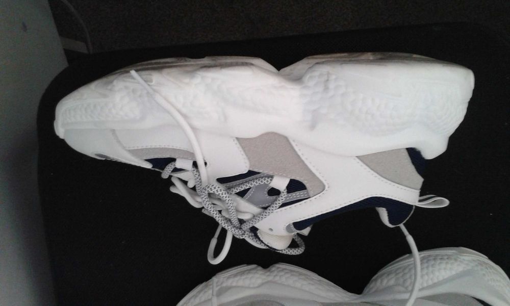 Кроссовки светлые продам