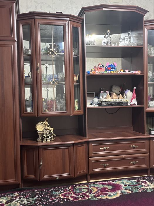 Стенка коричневого цвета