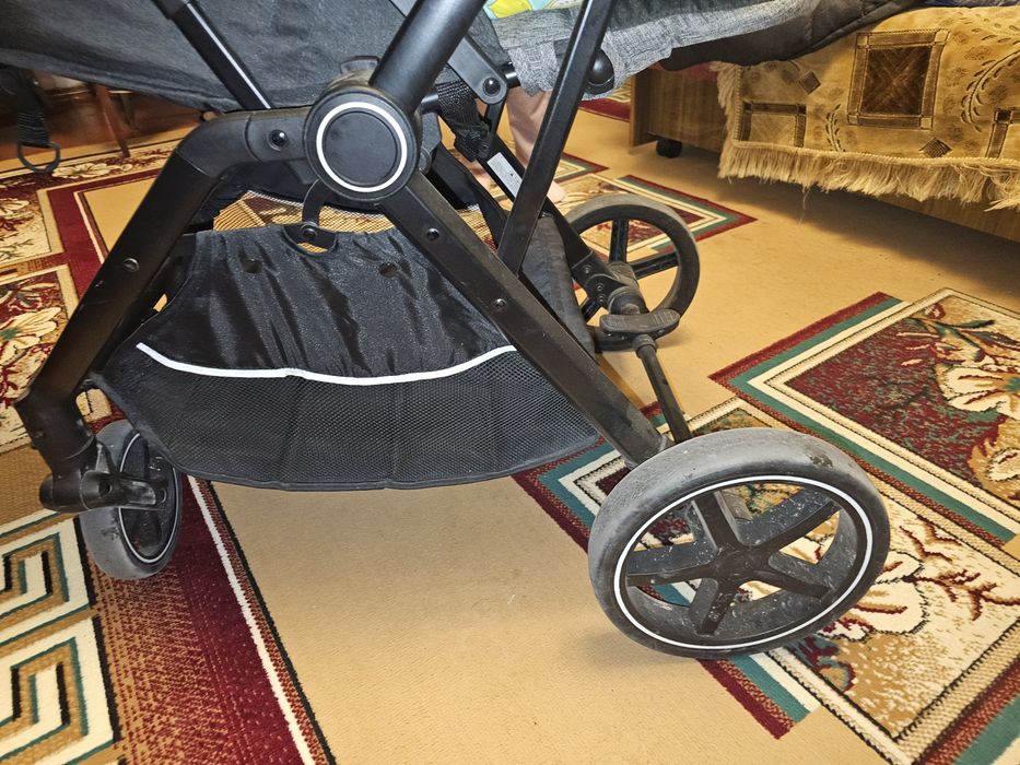 Детская прогулочная коляска