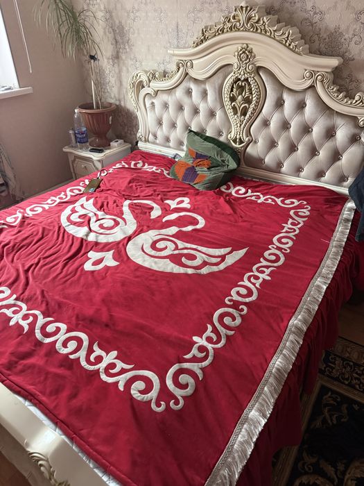 Продам люстры и гарнитур