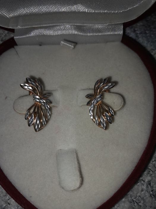 Продам серьги золотые.