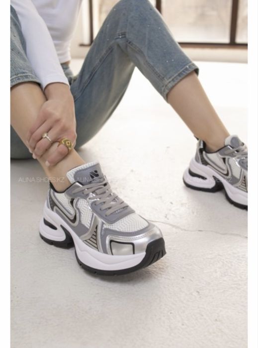 Продам кроссовки женские