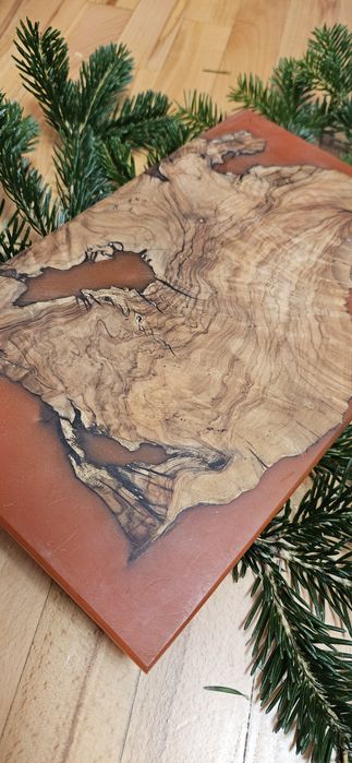 Табла от маслина и червена епоксидна смола
