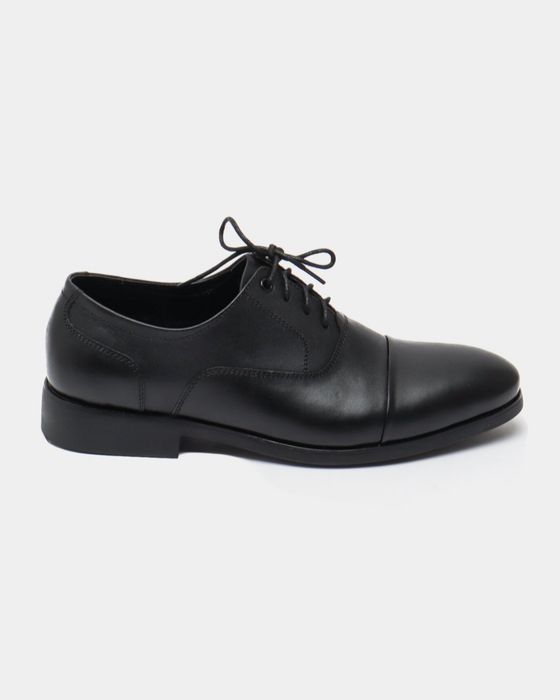 Tufli paryadniy model firmasiga tegishli . Туфли