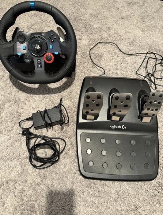 Logitech G29 с педали като нови, купени преди месеци и използвани адски малко