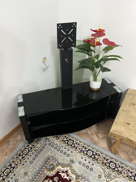 Тумба под телевизор с креплением (кронштейн)