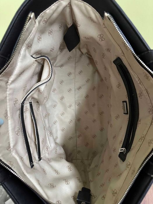 Дамска черна кожена чанта Guess
