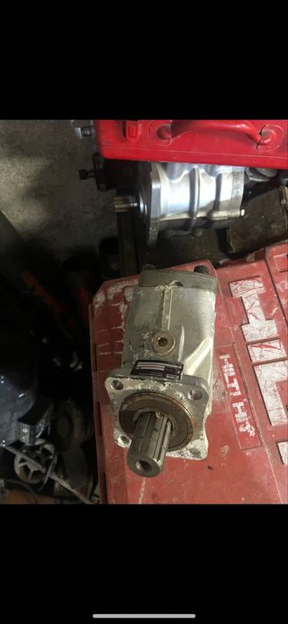 De vanzare diferite pompe hidraulice pentru utilaje sau excavatoare