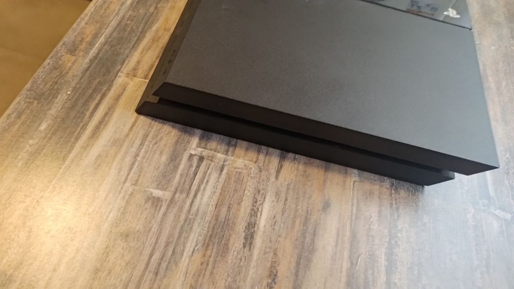 Vând consola PS 4 defecta