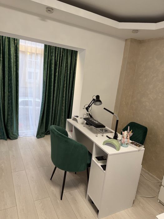 Inchiriez post lucru manichiura salon