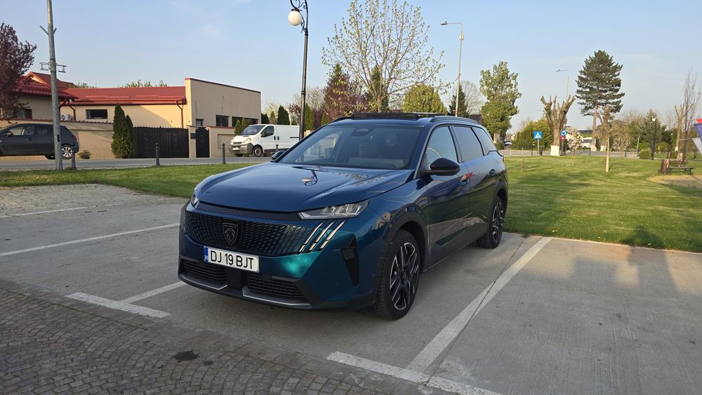 Peugeot 5008 2025 FULL / 7 locuri / Panoramic / 360 / Lane Assist / 18.500 km