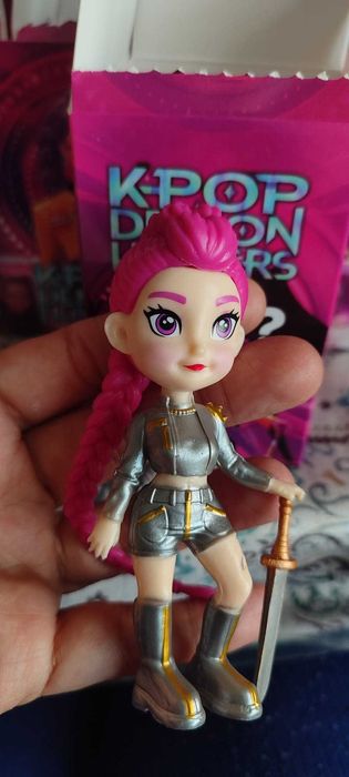 Figurina K-POP Demon Hunter Rumi, Mira si Zoey