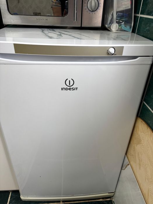 Продаю морозильник indesit