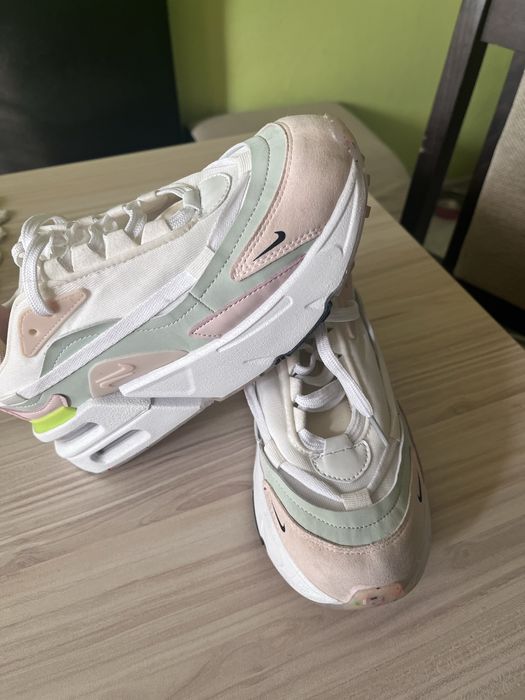 Маратонки NIKE ……