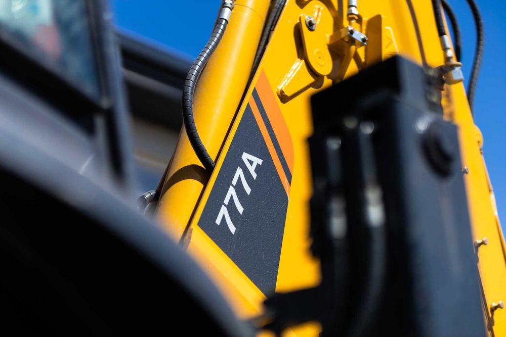 Экскаватор погрузчик базамизада тайор CLG777A!