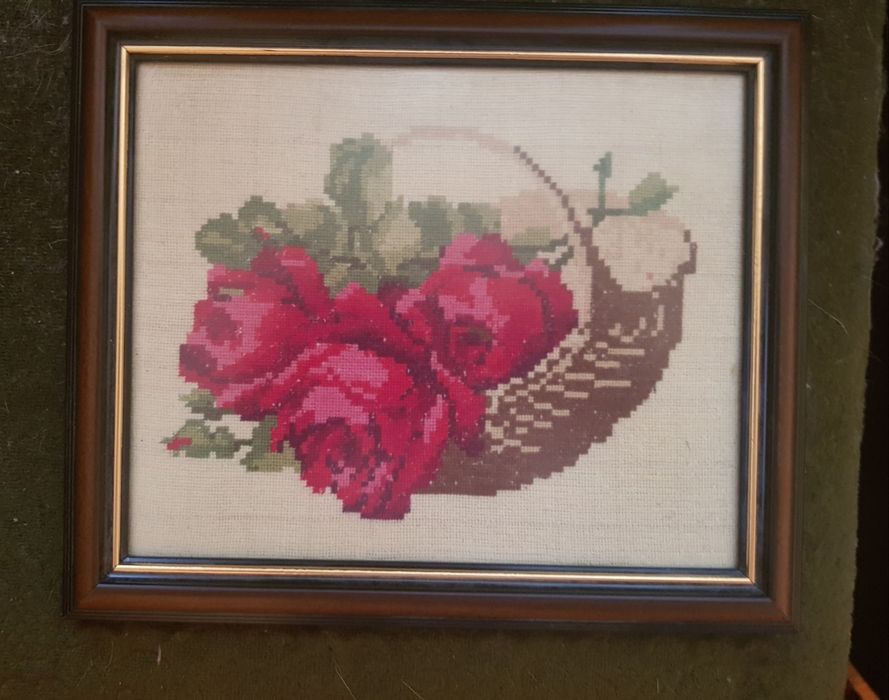 Гоблен 'кошница с рози'  рамкиран