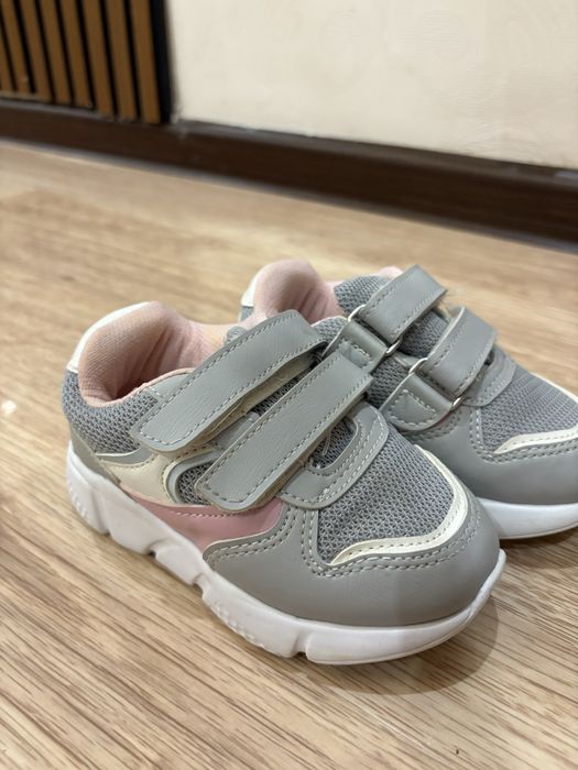 Продам детские кроссовки