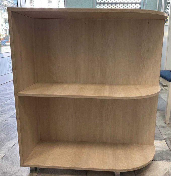 Търговски щанд с витрина и тумба — светъл дъб