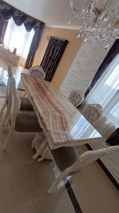 Masa living din lemn masiv si blat de marmura si 6 scaune din lemn