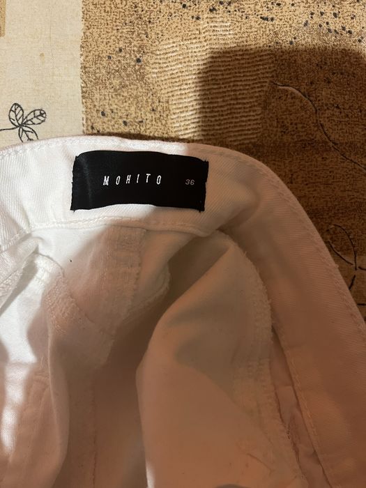 Чисто нови бели дънки