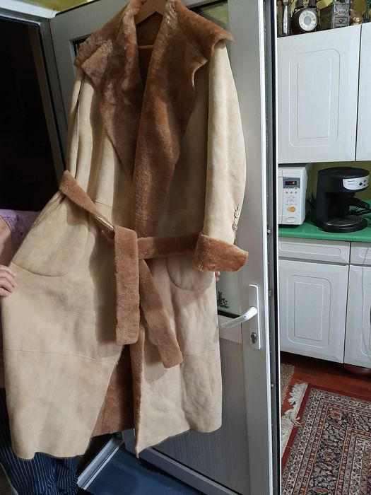 Vînd haină de blană din piele de căprioara