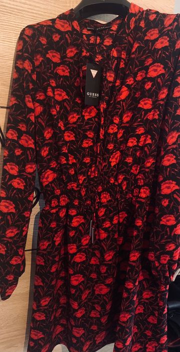 Рокля на GUESS на цветя