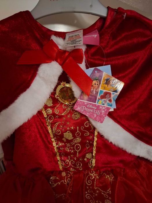 Rochie Craciunkta Belle cu crinolina, pelerina si brosa cu 2 fete 3ani