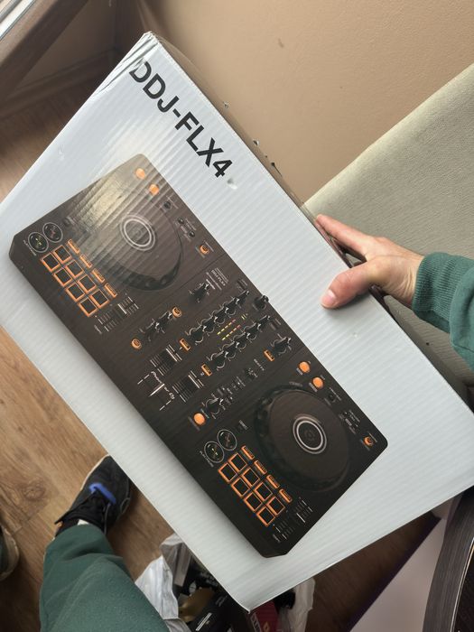 Pioneer FLX 4  Конзолата е като нова с остатъчна гаранция!