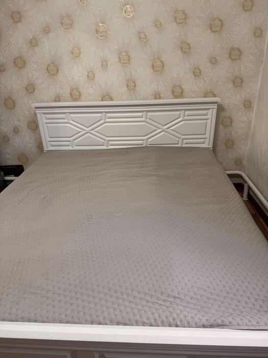 двуспальная кровать с матрасом