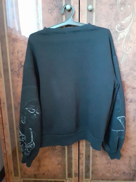 свитшот оверсайз с графическим рисунком.