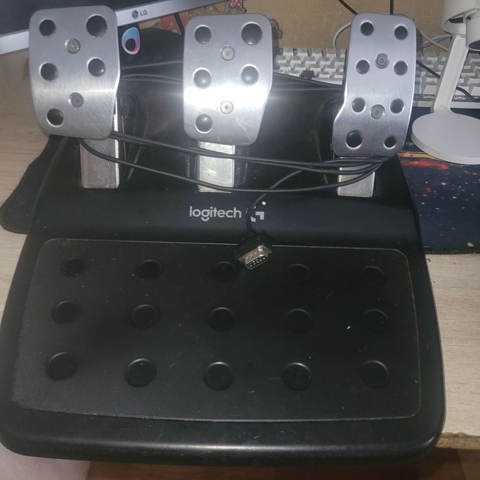 Продам игровой руль logitech g920